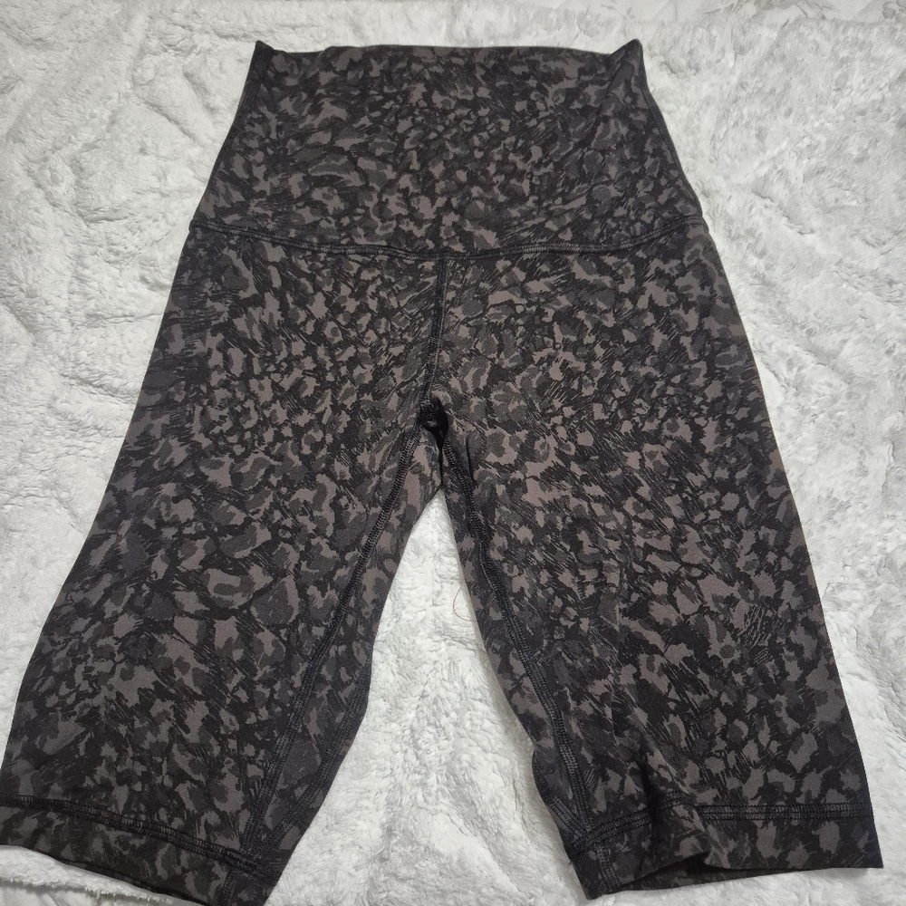lululemon athletica Black and Brown Camo Patterned Bike Shorts..size:4 - Picture 3 of 11